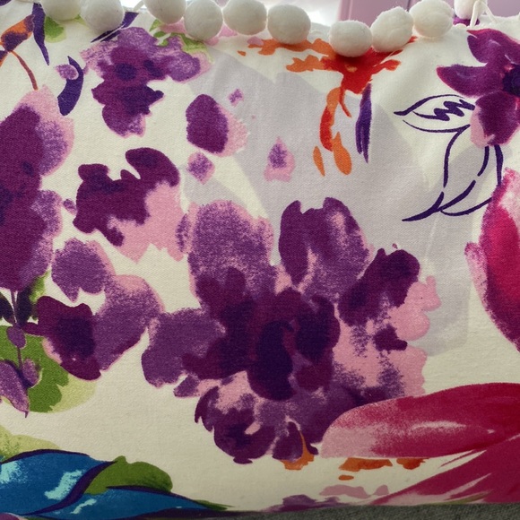 Beautiful down accent pillow. Excellent condition. Stain, smoke & pet free - Picture 3 of 5